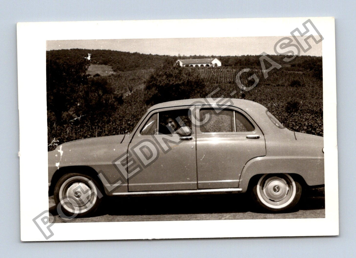 Stará fotografie auto s osobou v krajině (BM26452)