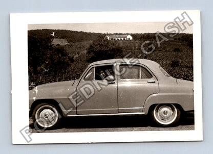 Stará fotografie auto s osobou v krajině (BM26452)