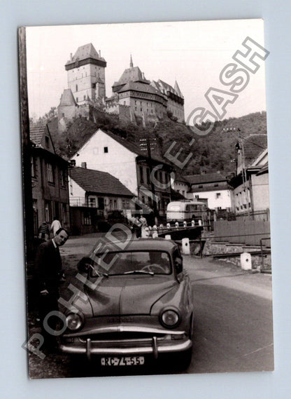 Stará fotografie hrad Karlštejn automobil a osoba (BM26453)