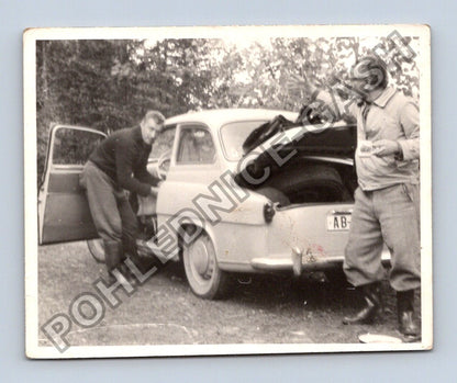 Stará fotografie muži u auta Škoda 1960s (BM26455)