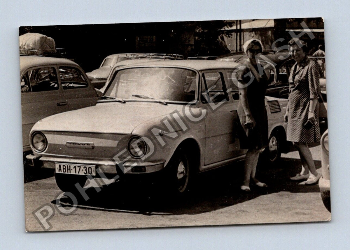 Stará fotografie ženy u vozu Škoda 1000 MB (BM26459)