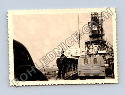 Stará fotografie přístav muž loď jeřáb dodávka (BM26463)