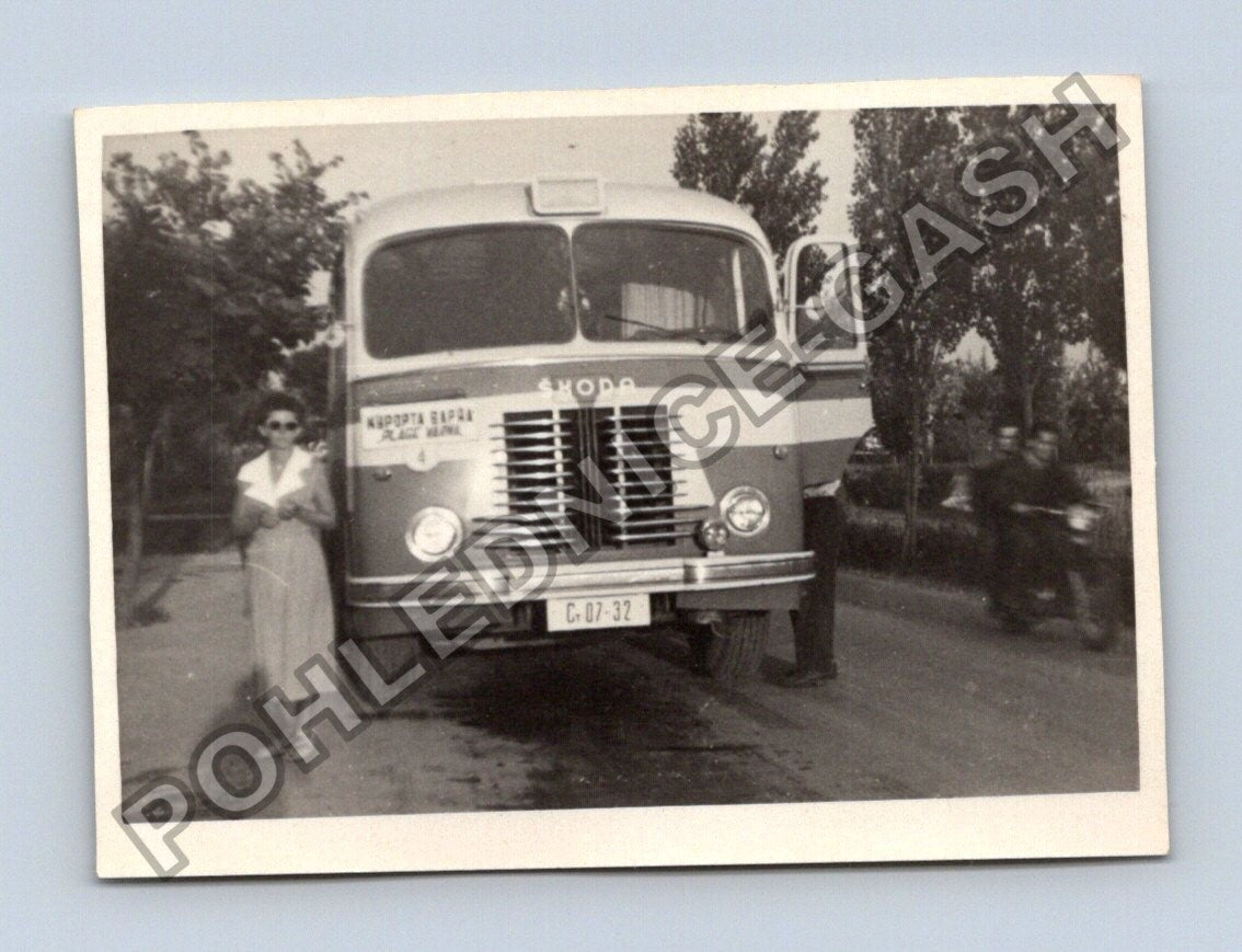 Stará fotografie autobus Škoda a žena (BM26464)