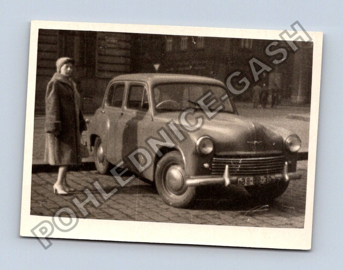 Stará fotografie žena u osobního automobilu (BM26465)