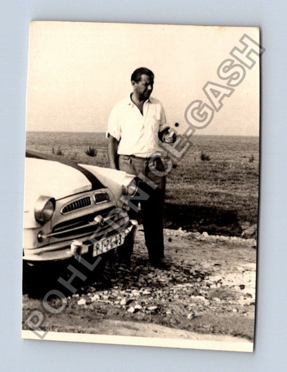 Stará fotografie muž u auta s SPZ P-12-443 (BM26467)