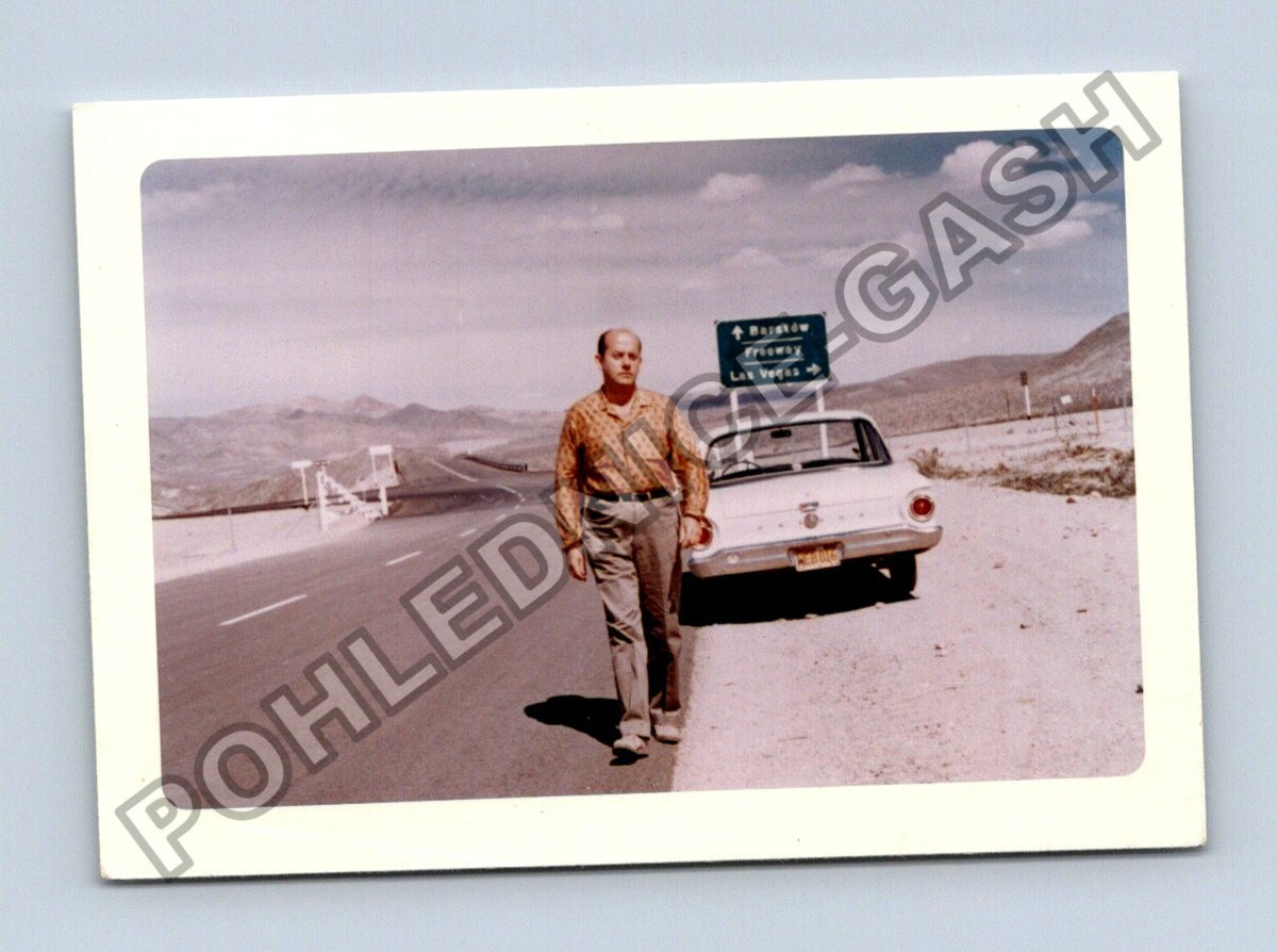 Stará fotografie USA muž u auta na dálnici v poušti (BM26468)