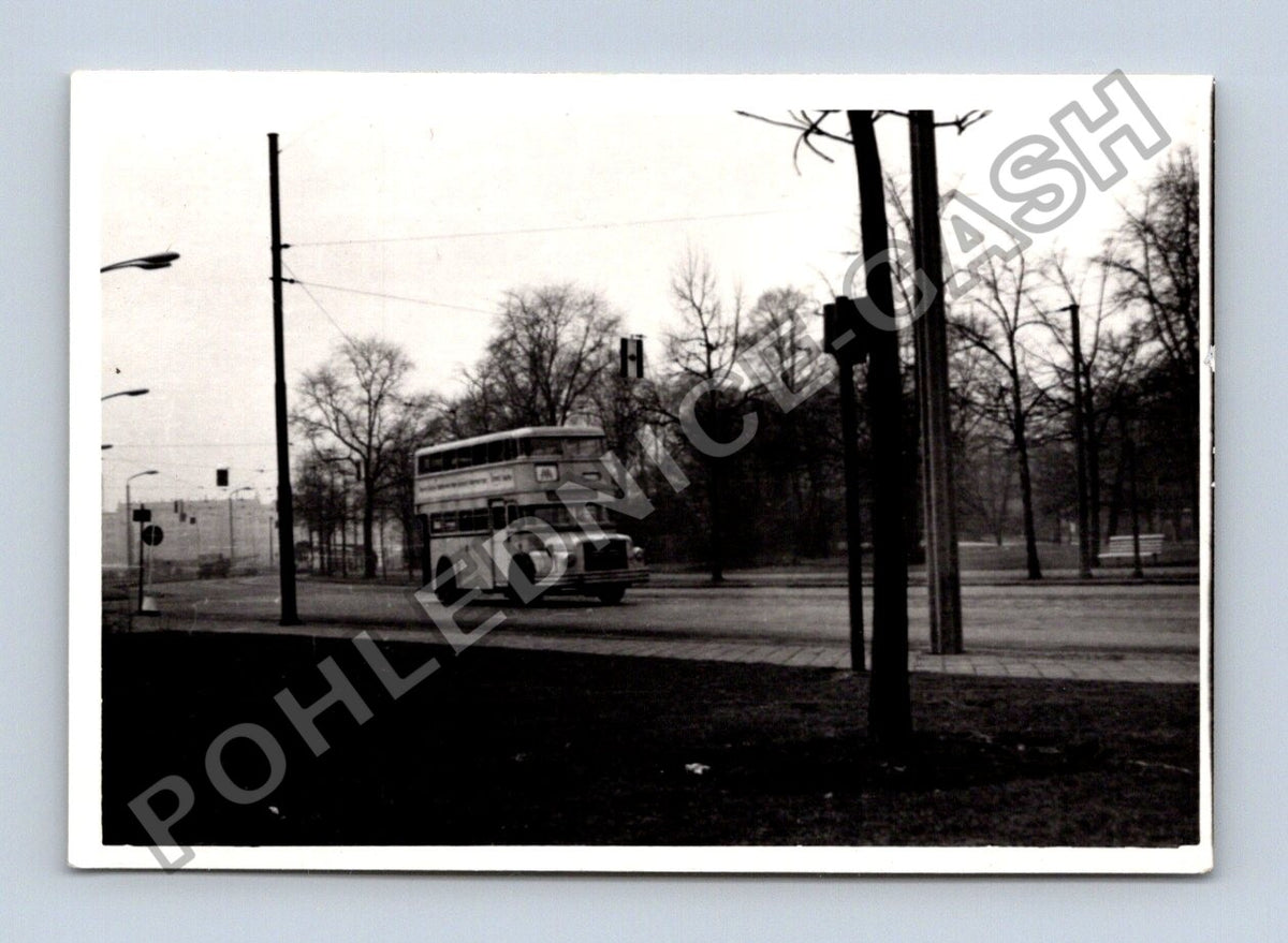 Stará fotografie dvoupatrový autobus na ulici (BM26471)