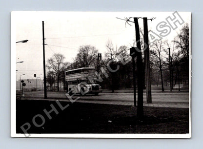 Stará fotografie dvoupatrový autobus na ulici (BM26471)