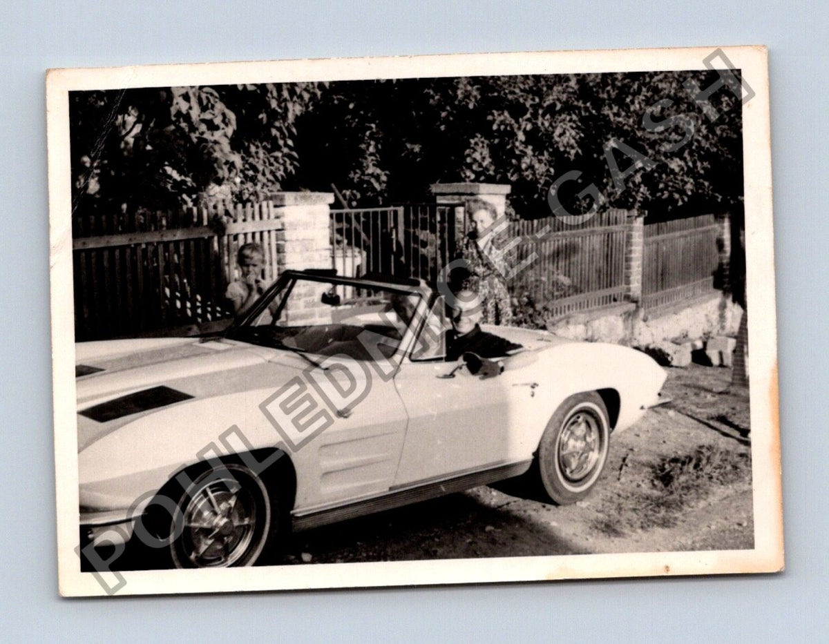 Stará fotografie muž v kabrioletu Corvette 60. léta (BM26472)