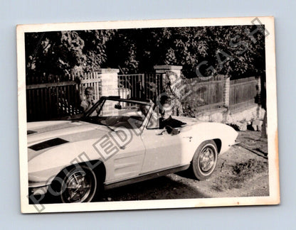 Stará fotografie muž v kabrioletu Corvette 60. léta (BM26472)