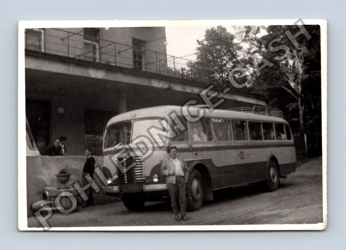 Stará fotografie autobus Škoda 706 RTO a lidé u budovy (BM26473)