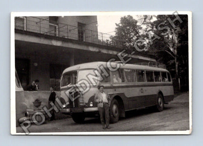 Stará fotografie autobus Škoda 706 RTO a lidé u budovy (BM26473)