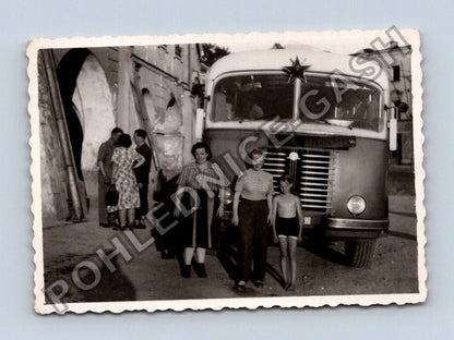 Stará fotografie lidé u autobusu se sovětskou hvězdou (BM26475)