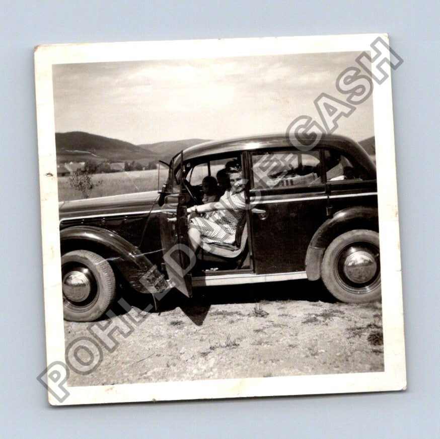 Stará fotografie žena v autě s dítětem (BM26477)