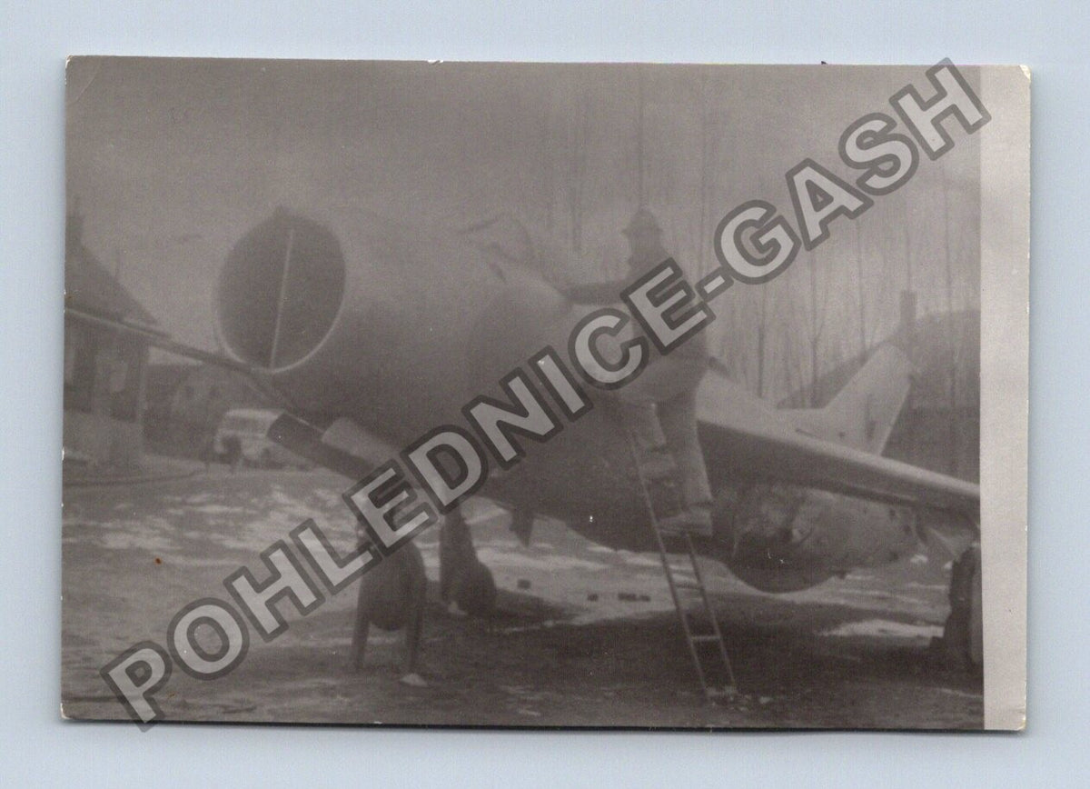 Stará fotografie muže u proudového letadla (BM26479)