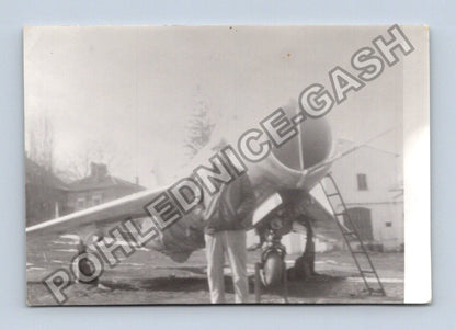 Stará fotografie muž u proudového letadla (BM26480)