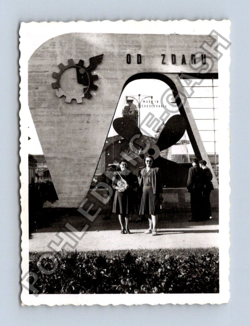 Stará fotografie Žďár nad Sázavou lidé u expozice (BM26481)
