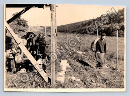 Stará fotografie muž s motocykly v krajině 1958 (BM26482)