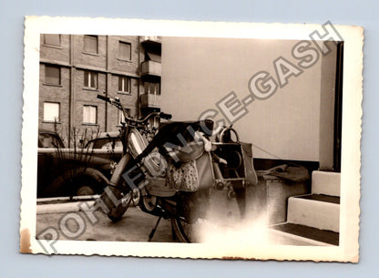 Stará fotografie moped motorka zavazadla před domem (BM26483)