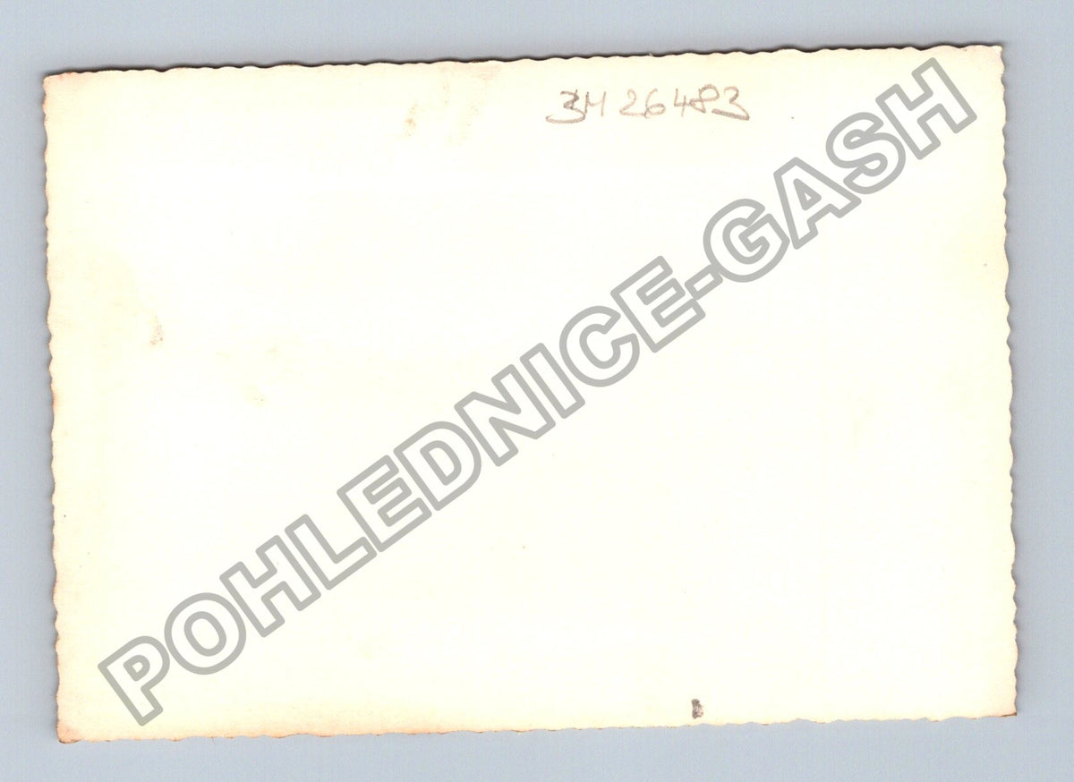 Stará fotografie moped motorka zavazadla před domem (BM26483)