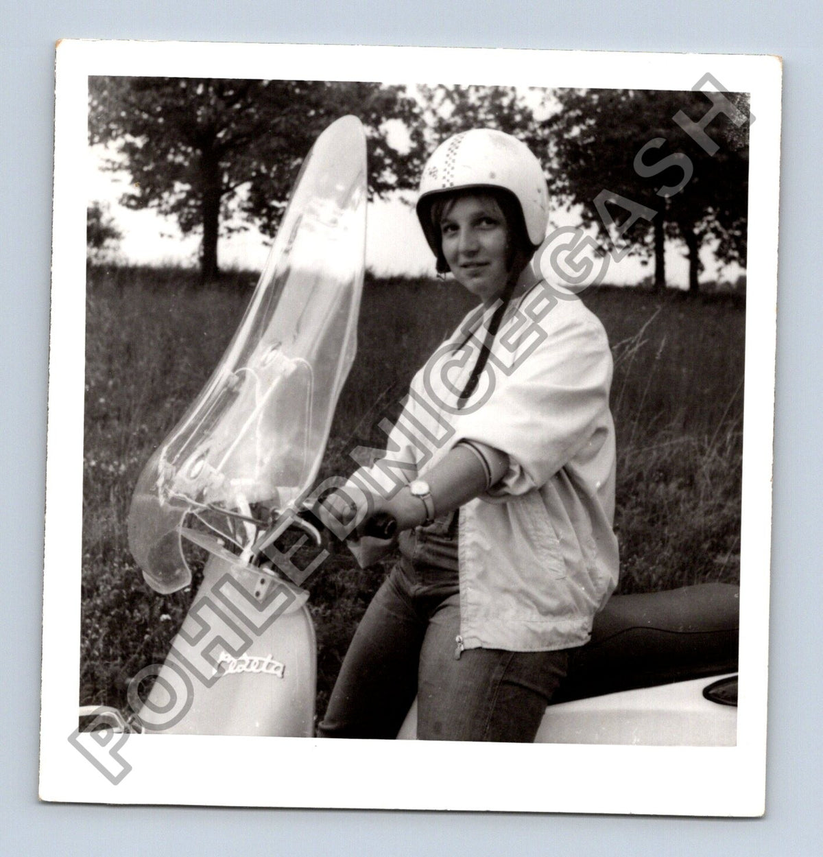 Stará fotografie žena na skútru s helmou (BM26484)