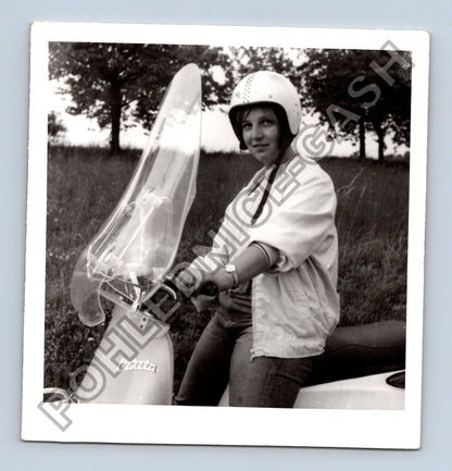 Stará fotografie žena na skútru s helmou (BM26484)