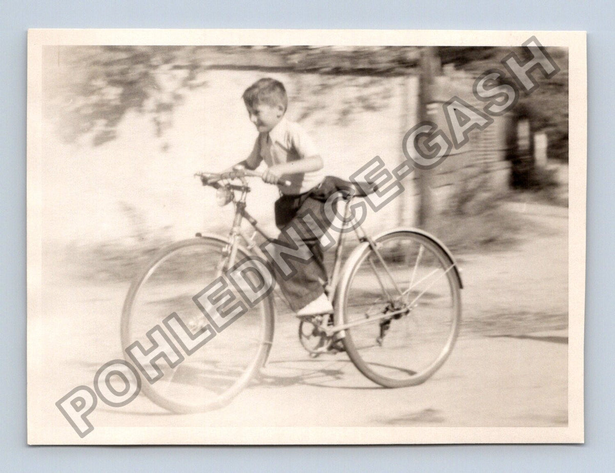 Stará fotografie chlapec na jízdním kole (BM26487)