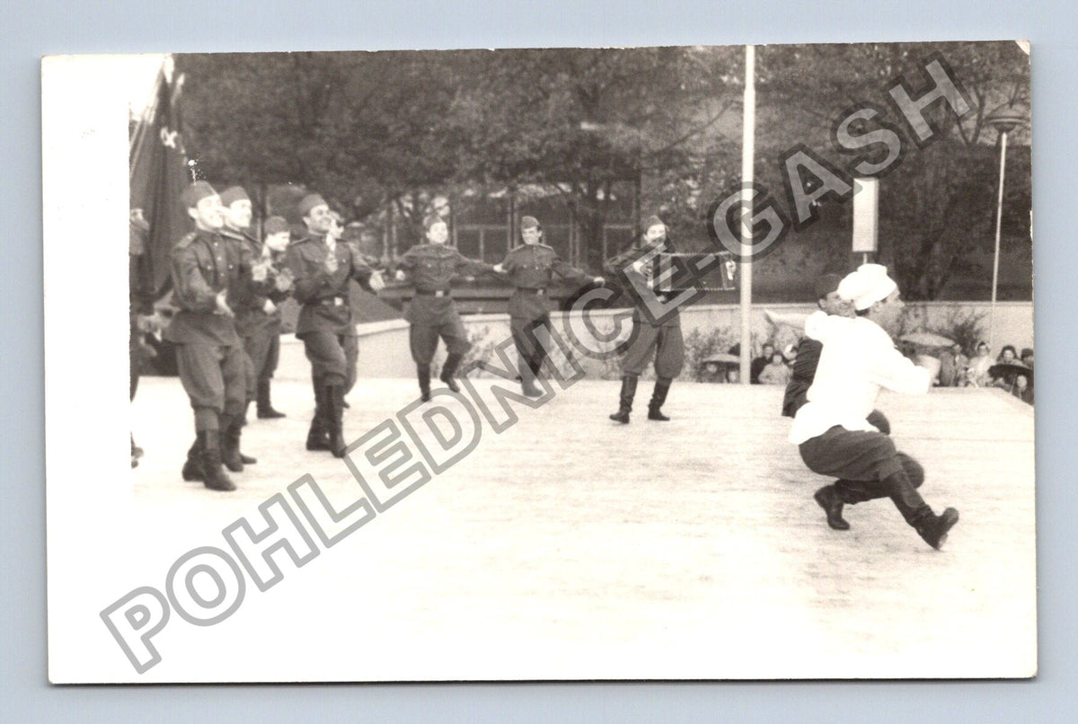 Stará fotografie vojáci tanec s akordeonem (BM26501)