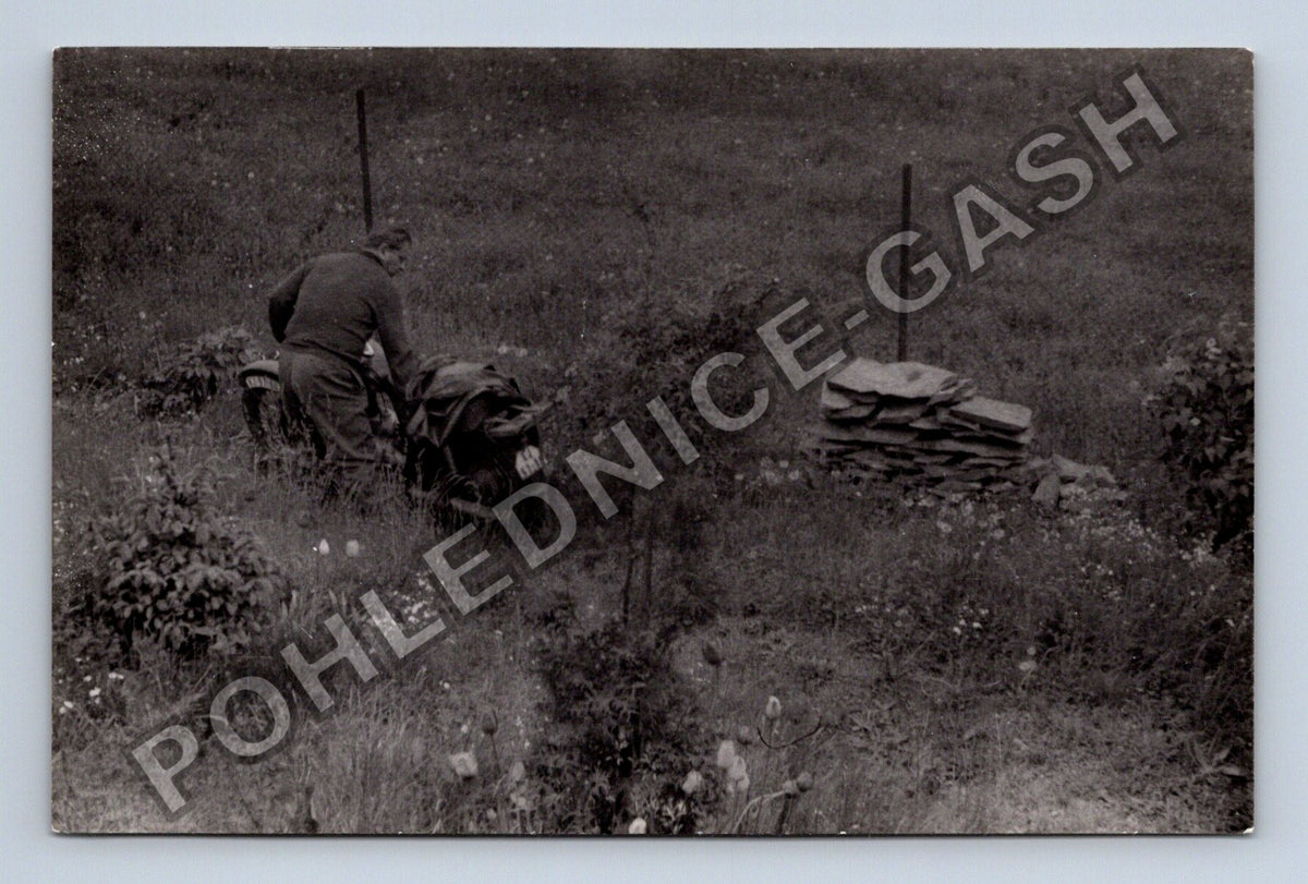 Stará fotografie muž s motocyklem v krajině (BM26502)