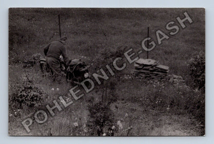 Stará fotografie muž s motocyklem v krajině (BM26502)