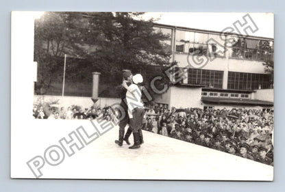 Stará fotografie tančící pár před davem (BM26505)