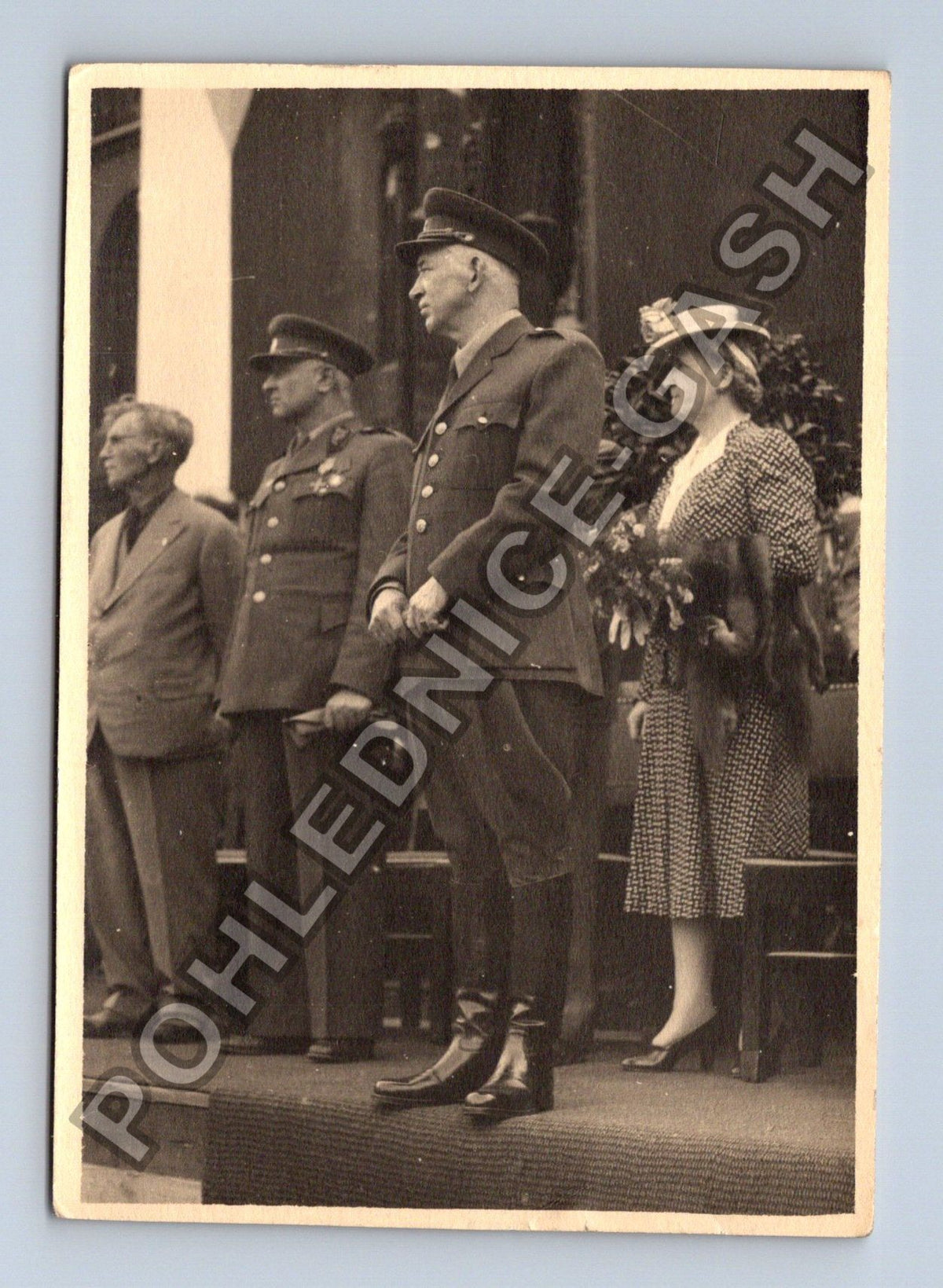 Stará fotografie muž v uniformě s ženou (BM26510)