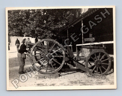 Stará fotografie žena u historického děla (BM26517)