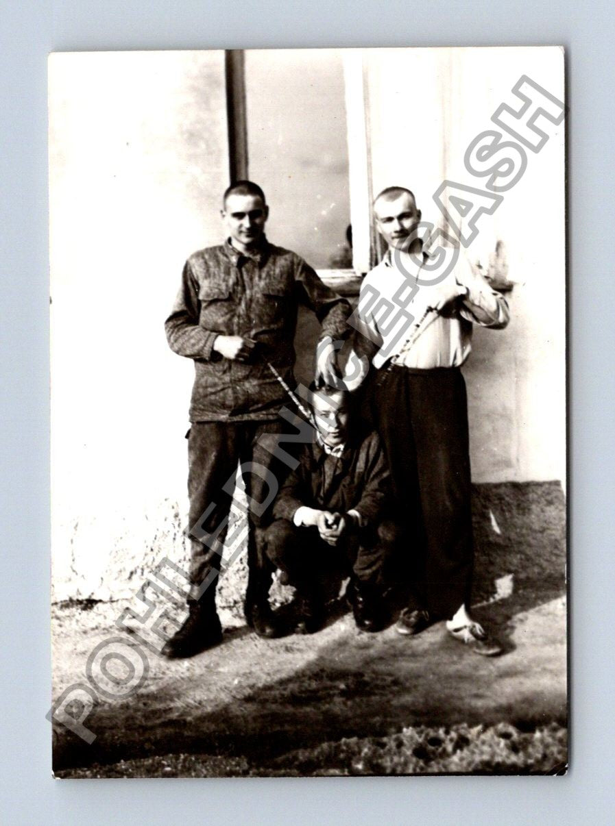Stará fotografie tři muži v oblecích pózující (BM26523)