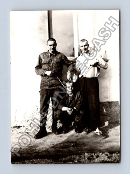 Stará fotografie tři muži v oblecích pózující (BM26523)