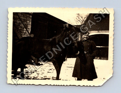 Stará fotografie muž v kabátu s koněm (BM26525)