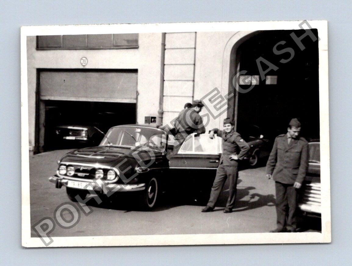 Stará fotografie muži v uniformách a vůz Tatra 603 (BM26527)