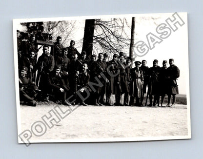Stará fotografie skupina mužů v uniformách s puškami (BM26528)