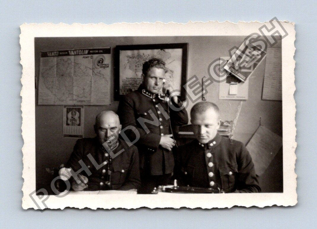 Stará fotografie muži v uniformách v kanceláři (BM26531)
