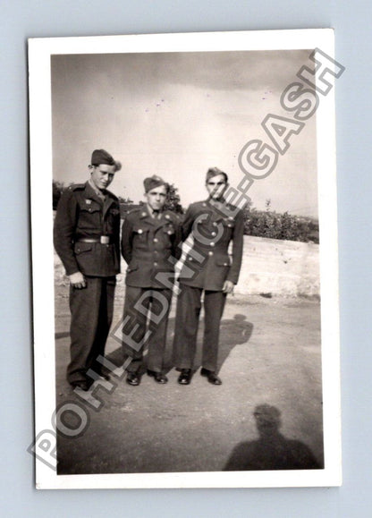 Stará fotografie tři vojáci v uniformách 1942 (BM26533)
