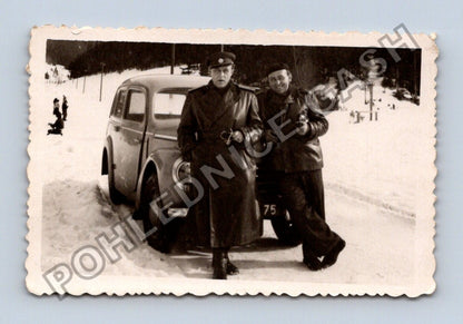 Stará fotografie dva muži s autem ve sněhu (BM26538)