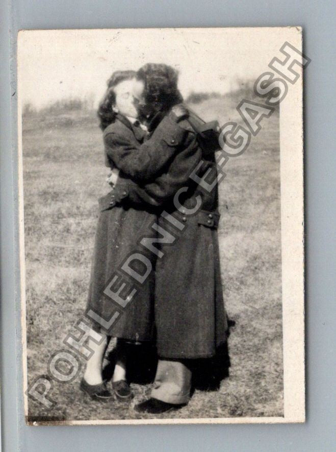 Stará fotografie líbající se pár venku (BM26539)