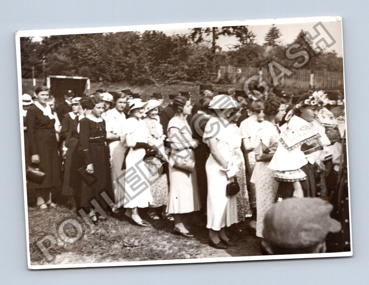 Stará fotografie skupina žen ve slavnostním oblečení (BM26546)