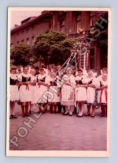 Stará fotografie Trutnov ženy v krojích s májkou (BM26547)