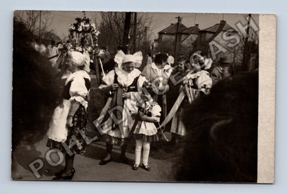 Stará fotografie ženy a dítě v krojích průvod (BM26549)