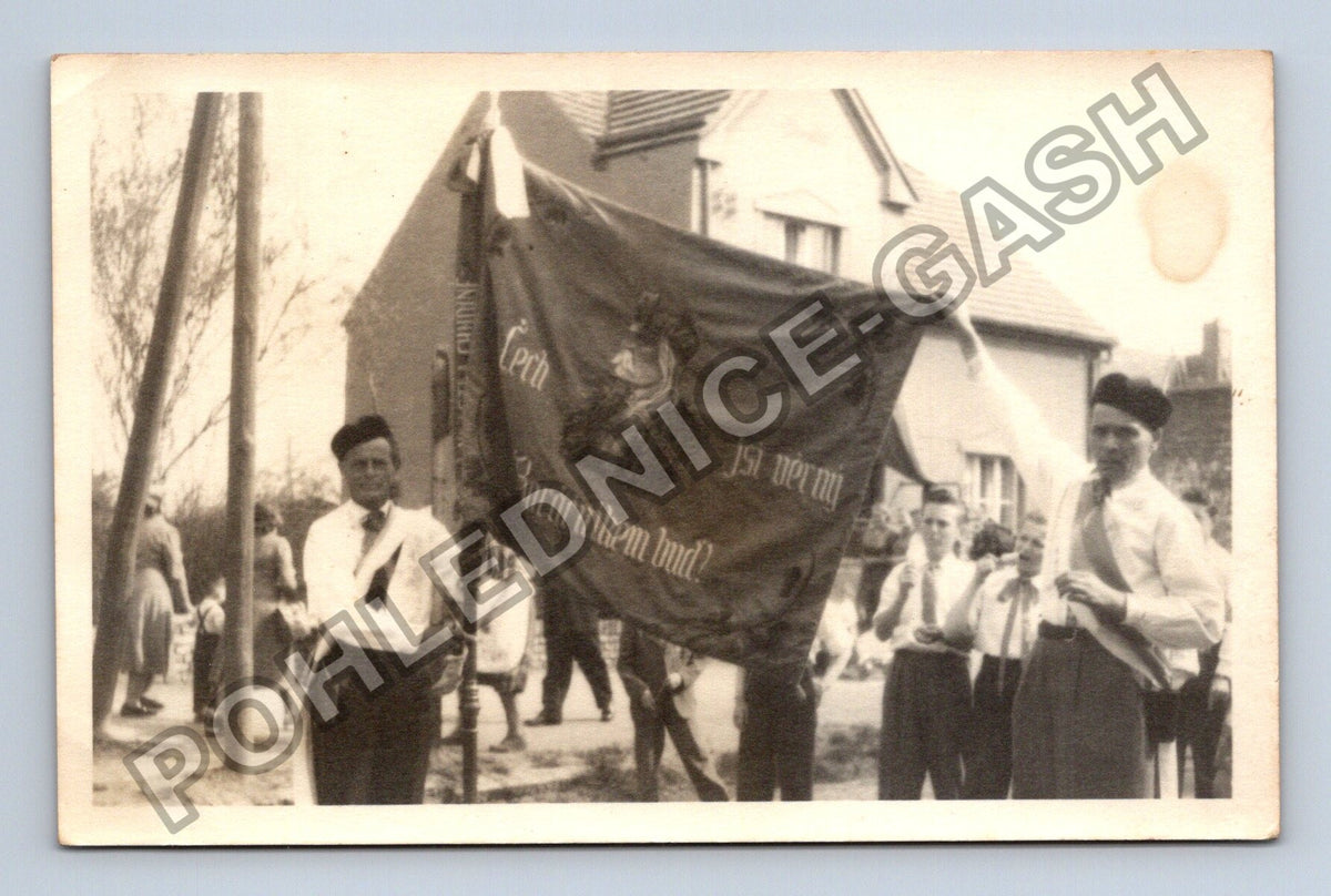 Stará fotografie průvod s vlajkou Čech jsi věrný? (BM26550)