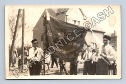 Stará fotografie průvod s vlajkou Čech jsi věrný? (BM26550)
