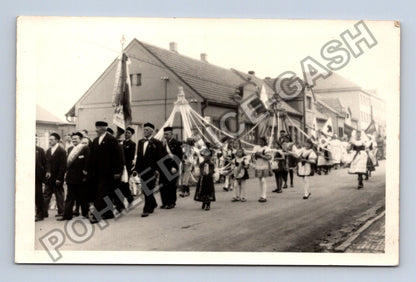 Stará fotografie průvod městem (BM26551)