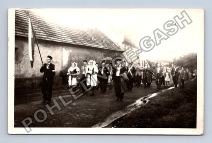Stará fotografie průvod lidí ve vsi (BM26552)
