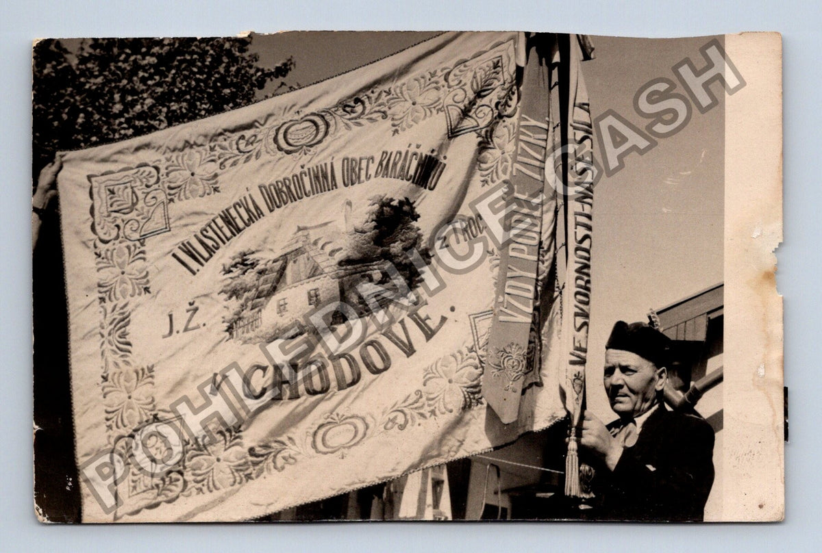 Stará fotografie muž s praporem obce Baračníků v Chodově (BM26555)
